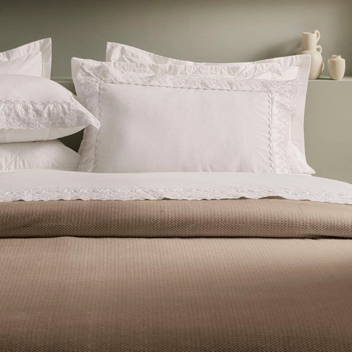 Jogo de Cama Queen 200 Fios Karsten Bordado Antônia Branco Rosa