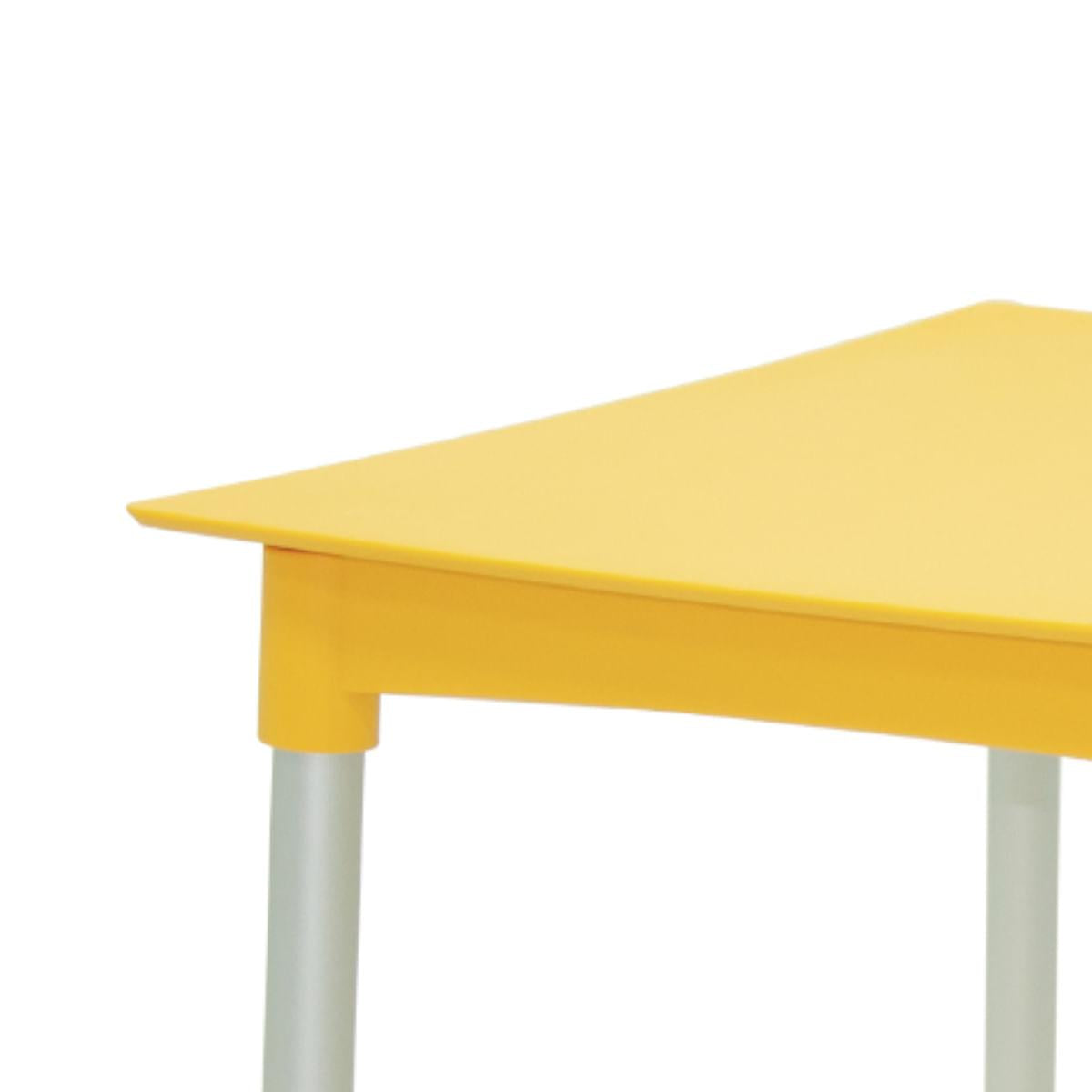 Mesa Tramontina Diana 70x70 cm em Polipropileno Amarelo com Pernas de Alumínio
