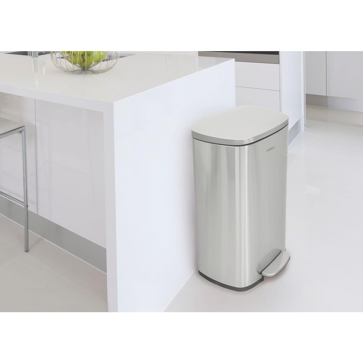 Lixeira Inox com Pedal Tramontina Tipo D New com Acabamento Scotch Brite e Balde Interno Removível 50 L